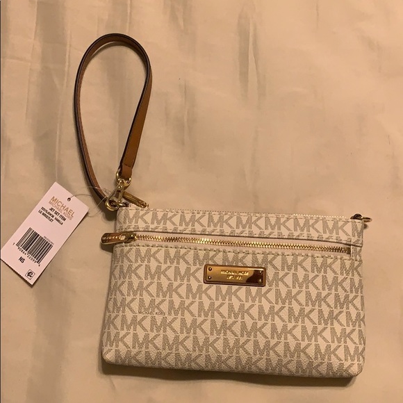 Michael Kors Handbags - Michael Kors Vanilla Wristlet